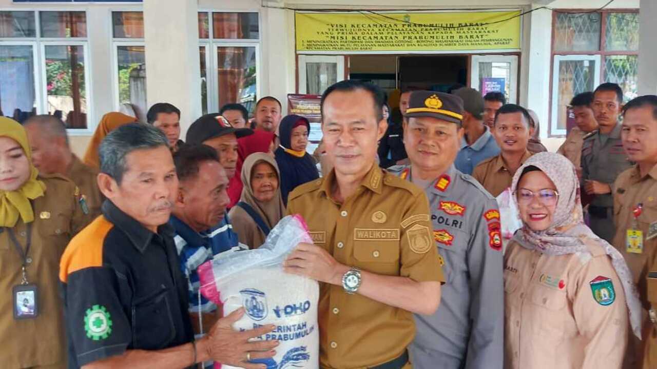 Pemkot Prabumulih Salurkan Cadangan Pangan Pemerintah Daerah, Pj Wako: Ini Bentuk Perhatian Pemerintah