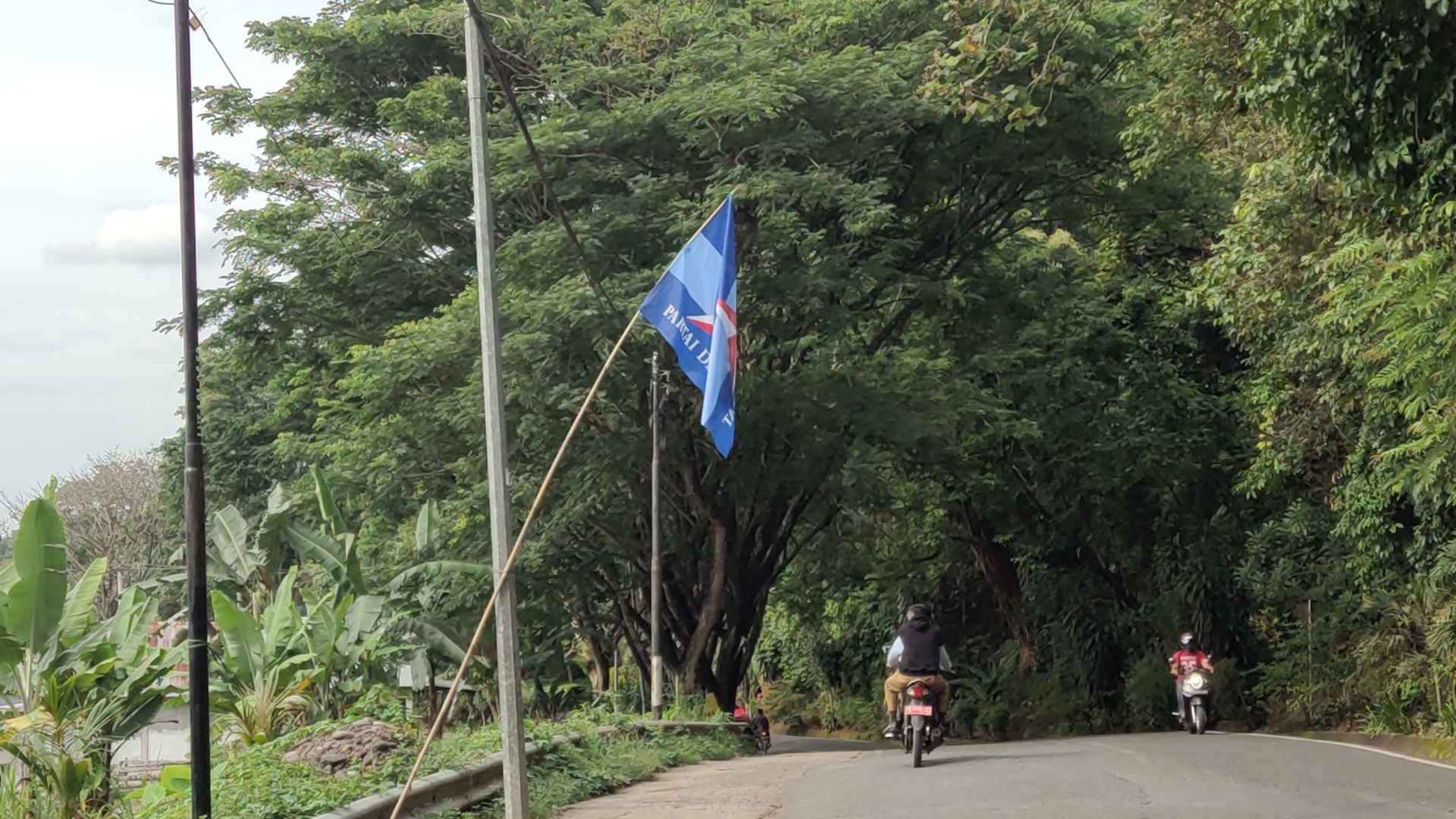 Bendera Parpol Berkibar Gunakan Fasilitas Umum