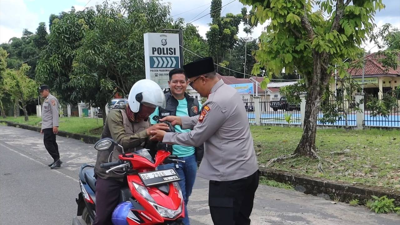 Dukung Program Ketahanan Pangan, Polsek Prabumulih Barat Panen dan Bagikan Ikan Lele kepada Masyarakat