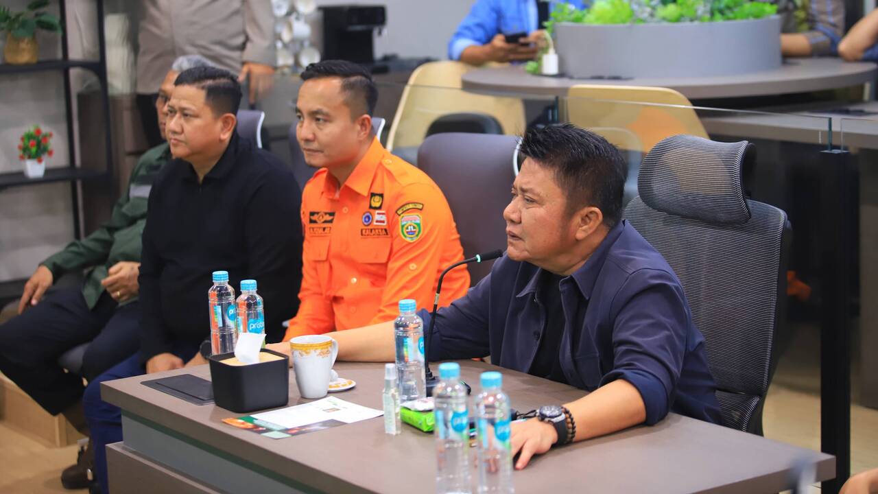 Pantau Langsung Karhutla OKI, Herman Deru Putuskan Bermalam di Lokasi Titik Api
