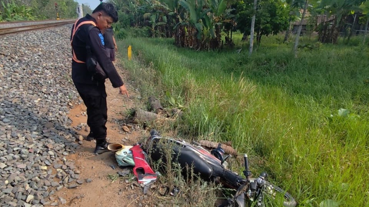 Motor Tertabrak KA Babaranjang di Perlintasan Tanpa Palang di OKU Timur, Pengendara Tewas