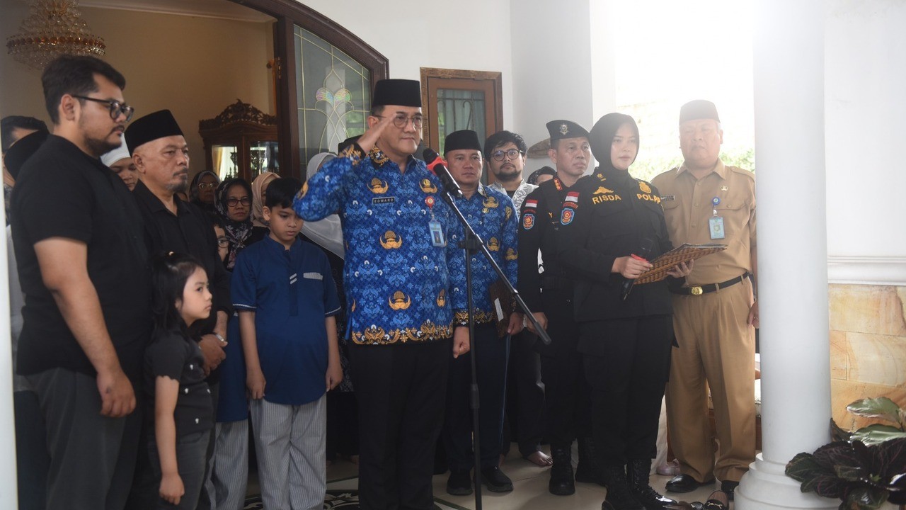 Sekda Edward Candra Lepas Pemakaman Dr. Ekowati Retnaningsih, Birokrat Teladan Pemprov Sumsel