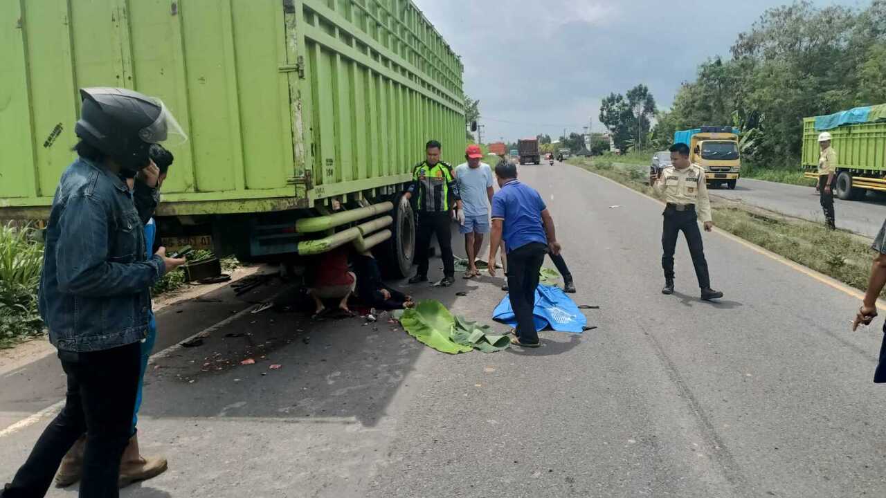 Pengendara Motor Tewas Tabrak Truk Terparkir di Jalinsum Ogan Ilir