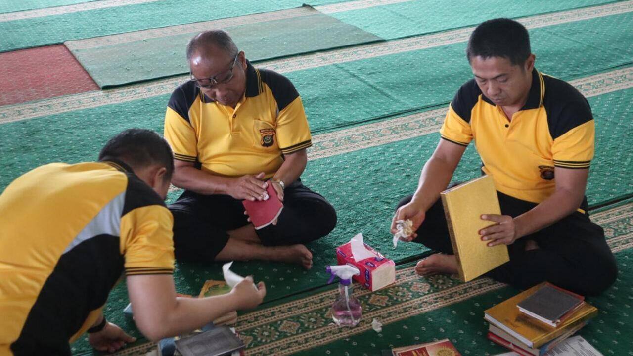 Sambut Ramadhan 1446 H, Polsek dan Polres Jajaran Bersihkan Masjid dan Gelar Bakti Sosial