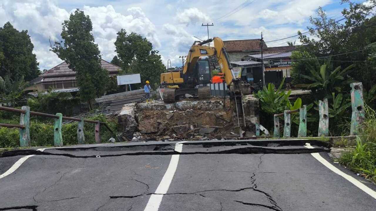 Pasca Jembatan Muara Dua Roboh, Dinas PUPR Prabumulih Lakukan Pembersihan dan Pasang Jembatan Bailey