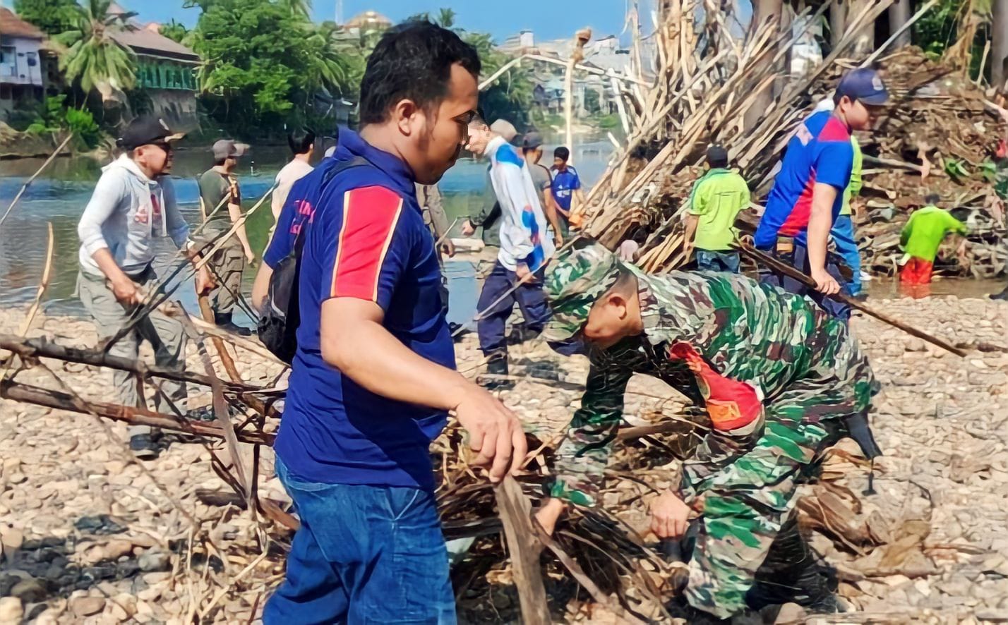 TNI Kodim OKU Bersihkan Sampah di Sungai Ogan Cegah Banjir