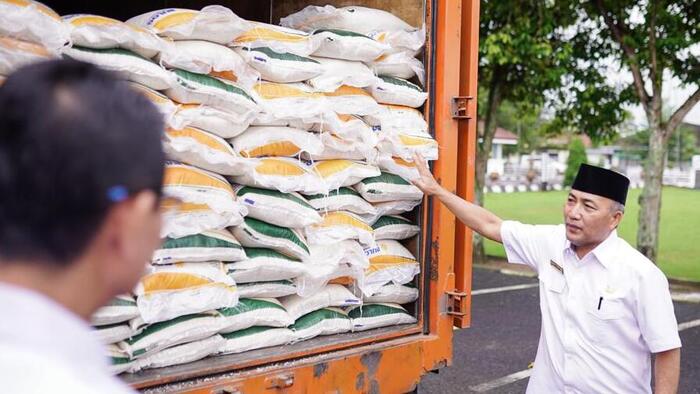 Salurkan 390 Ton Beras untuk Warga Prasejahtera, Ini Pesan Pj Bupati Muba