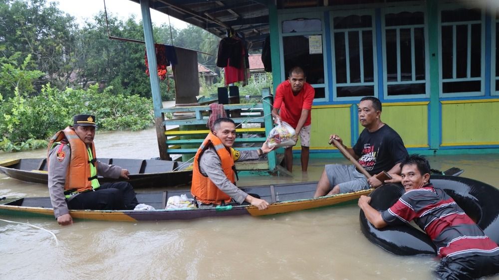 Polri Langsung Berikan Bantuan Kepada Warga Terdampak Banjir