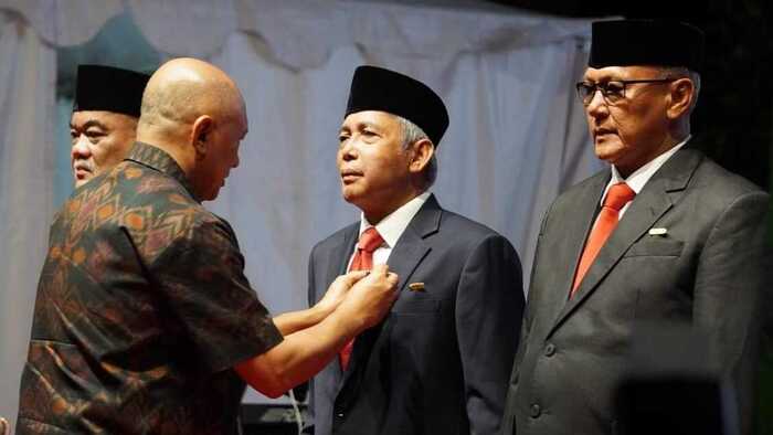 Presiden Jokowi Anugrahi Iskandar SE Satya Lencana Wira Karya