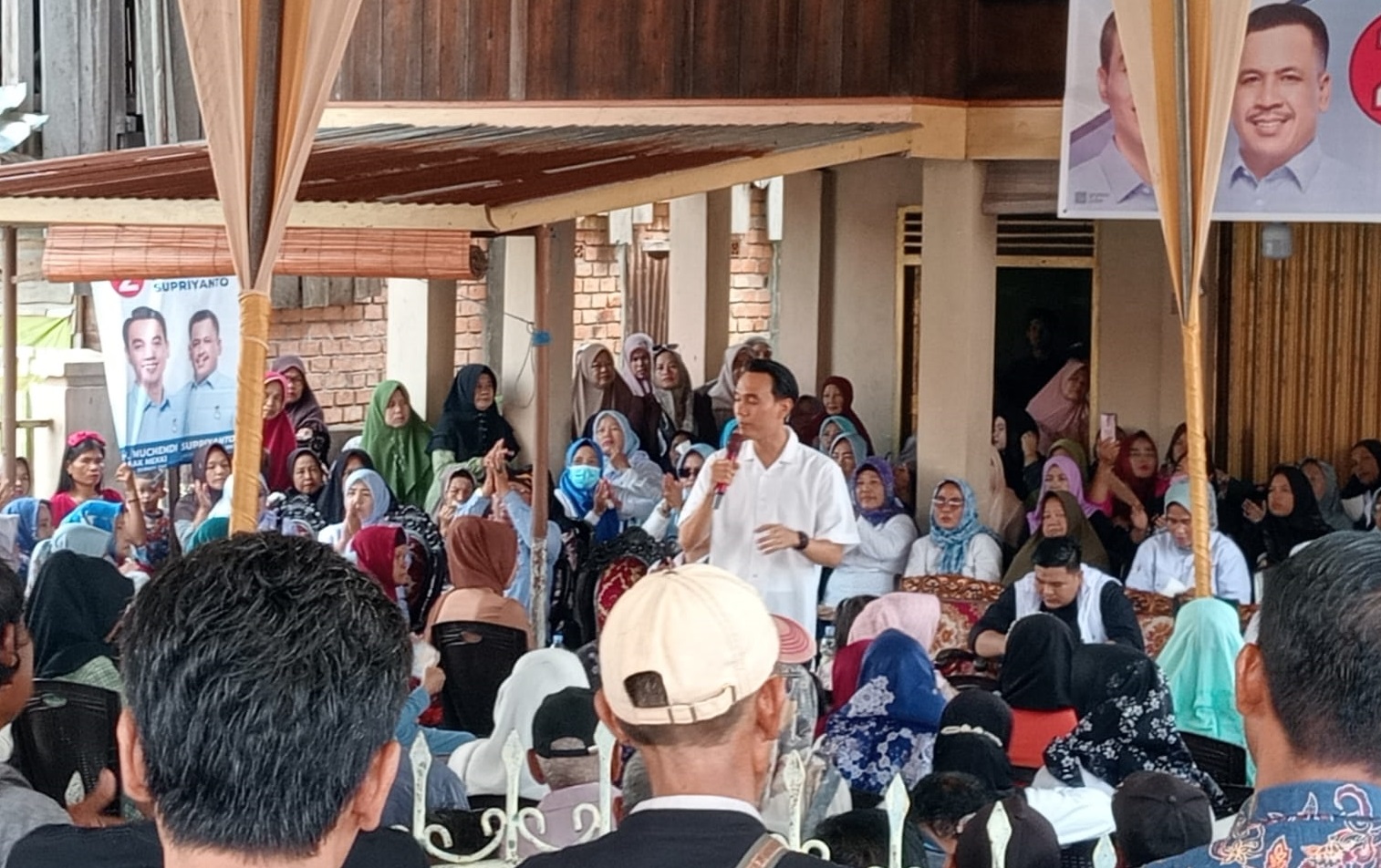 Masyarakat Pedamaran Sambut Program Seragam Sekolah Gratis dari Pasangan Muchendi-Supriyanto di Pilkada OKI