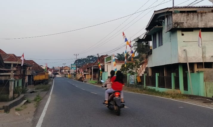 Bendera Merah Putih Sudah Semarak Sepanjang Jalan Sanga Desa