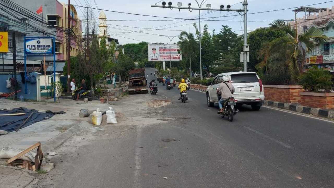 Perbaiki Jalan Sudirman, Pj Wako Prabumulih: Sebelum Ulang Tahun Kota Sudah Kembali Mulus 