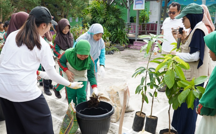 Bukit Asam (PTBA) Ajak Siswa SD Peduli Lingkungan Lewat Green School