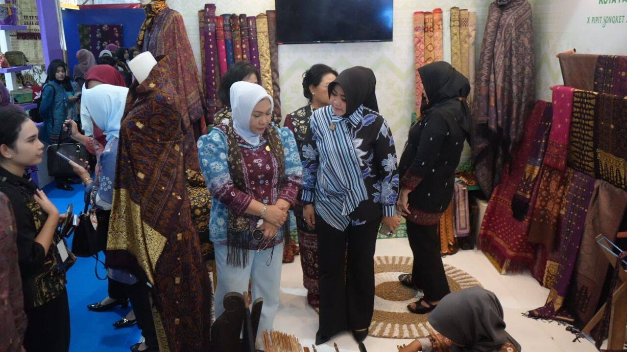 Rakor Pengendalian Kinerja Semester I Resmi Ditutup: Kanwil Kemenkum Sumsel Terima Penghargaan dari Menteri Hu