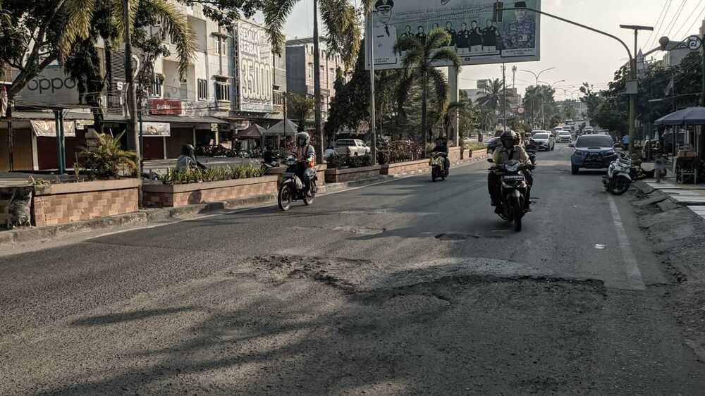 Warga Prabumulih Keluhkan Jalan Rusak Berlubang, Pj Wako: Masih Dalam Tahap Tender