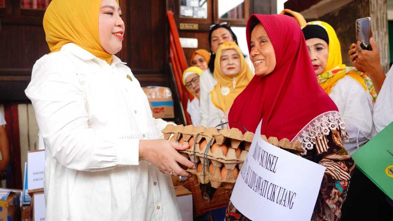 Ketua BKOW Sumsel Lidyawati Cik Ujang Tinjau dan Bantu Warga Terdampak Kebakaran di Seberang Ulu I