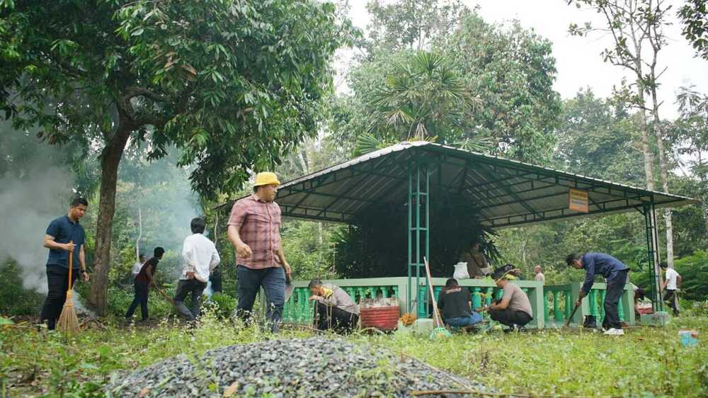 Jaga Situs Sejarah Sungai Sodong, Polres OKI Bersihkan Makam Puyang Macan Raden Puting Batin Guru