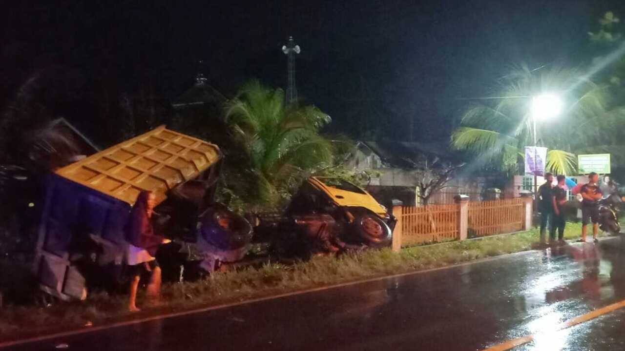 Toyota HI Ace Seruduk Dump Truck, Empat Orang Jadi Korban, Begini Kondisinya !