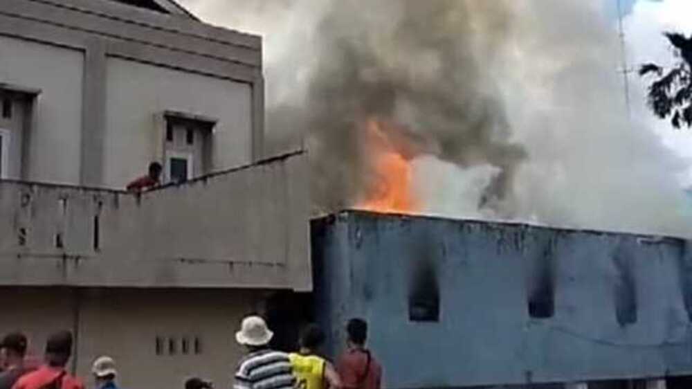 Berawal dari Percikan Api di Kamar, 4 Unit Ruko di Surya Adi Terbakar