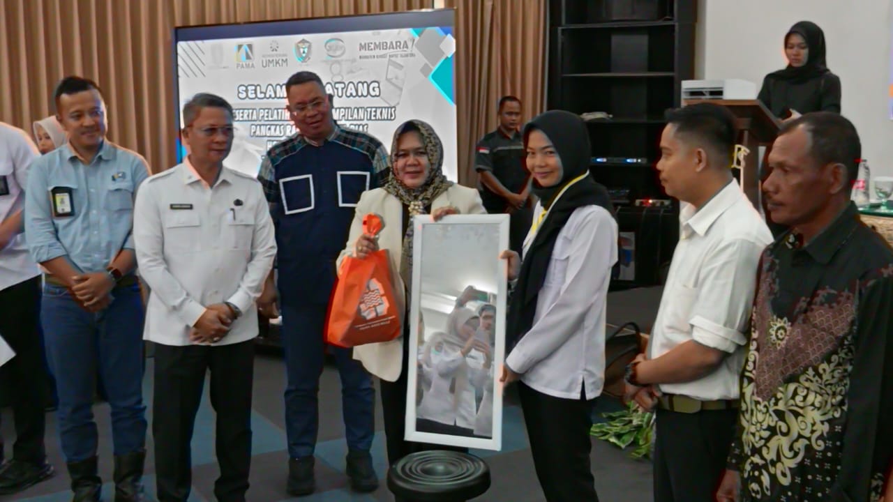 DKUKM Muara Enim Bekali 70 Masyarakat Kurang Mampu Buka Keterampilan Pangkas Rambut & Tata Rias