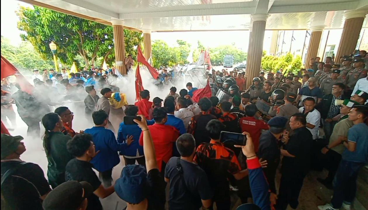 Ricuh, Mahasiswa Kepung DPRD Lubuklinggau dan Bakar Ban Bekas