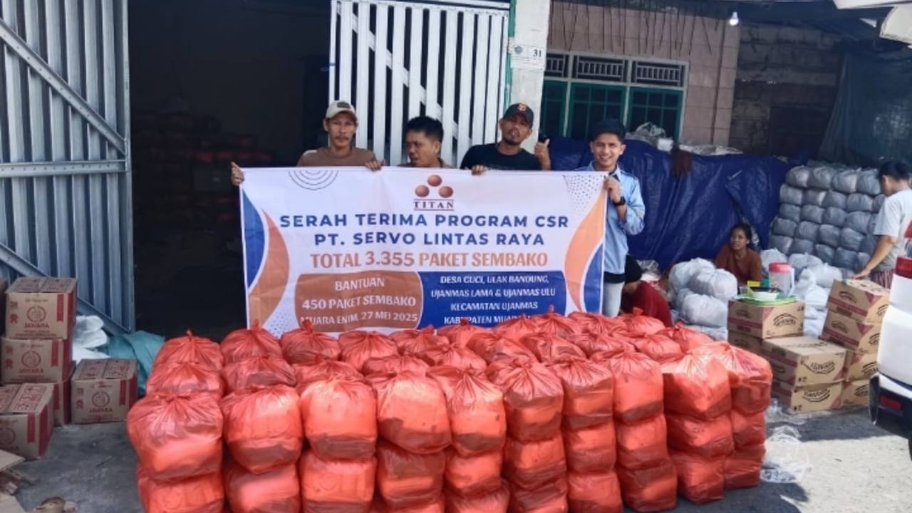 Bagikan Ribuan Paket Sembako untuk Warga Sekitar