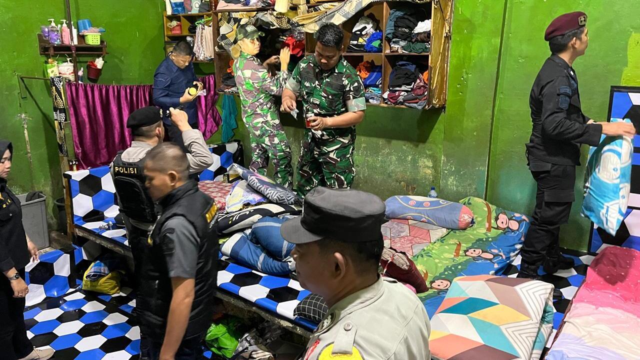 Razia Blok Hunian Temukan Barang Terlarang