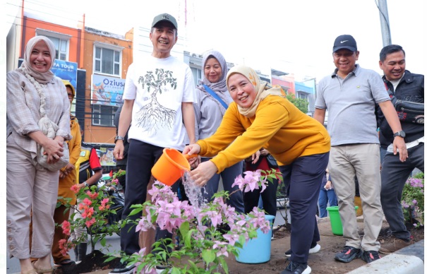 Palembang Bersolek dengan Program 'Warna-Warni Kota', Bunga Bougenville Hiasi Median Jalan LRT