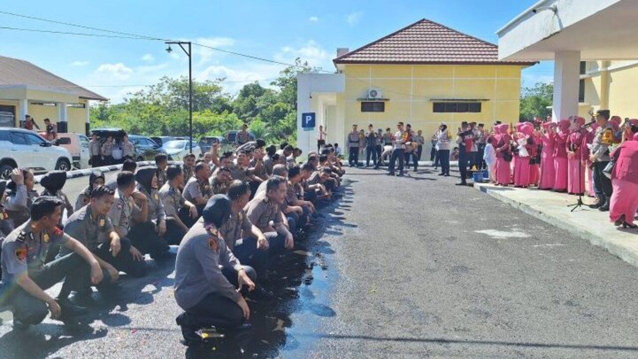 Puluhan Personel Polres OKU Naik Pangkat, Satu Personel Terima Kenaikan Pangkat Pengabdian