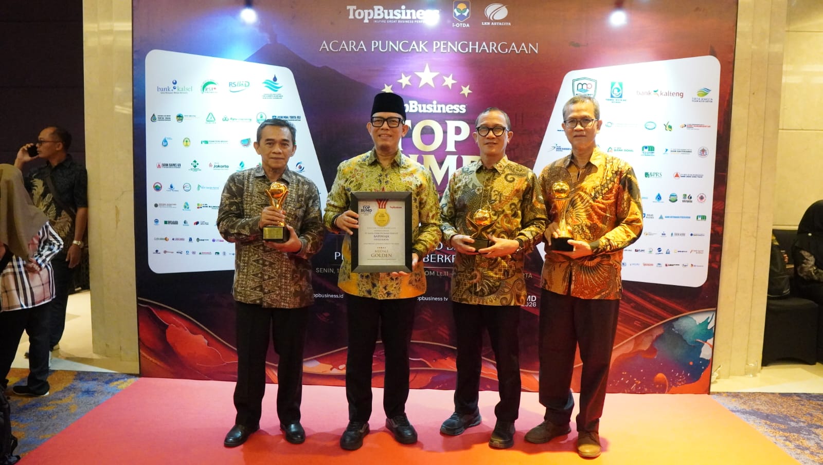 Bupati OKU dan BPR Baturaja Bawa Pulang 3 Trofi TOP BUMD 2026