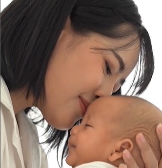 Ini Manfaat 'Ajaib' Ciuman dan Pelukan Ibu ke Anaknya, Ternyata Bisa Untuk Kekebalan Tubuh Anak