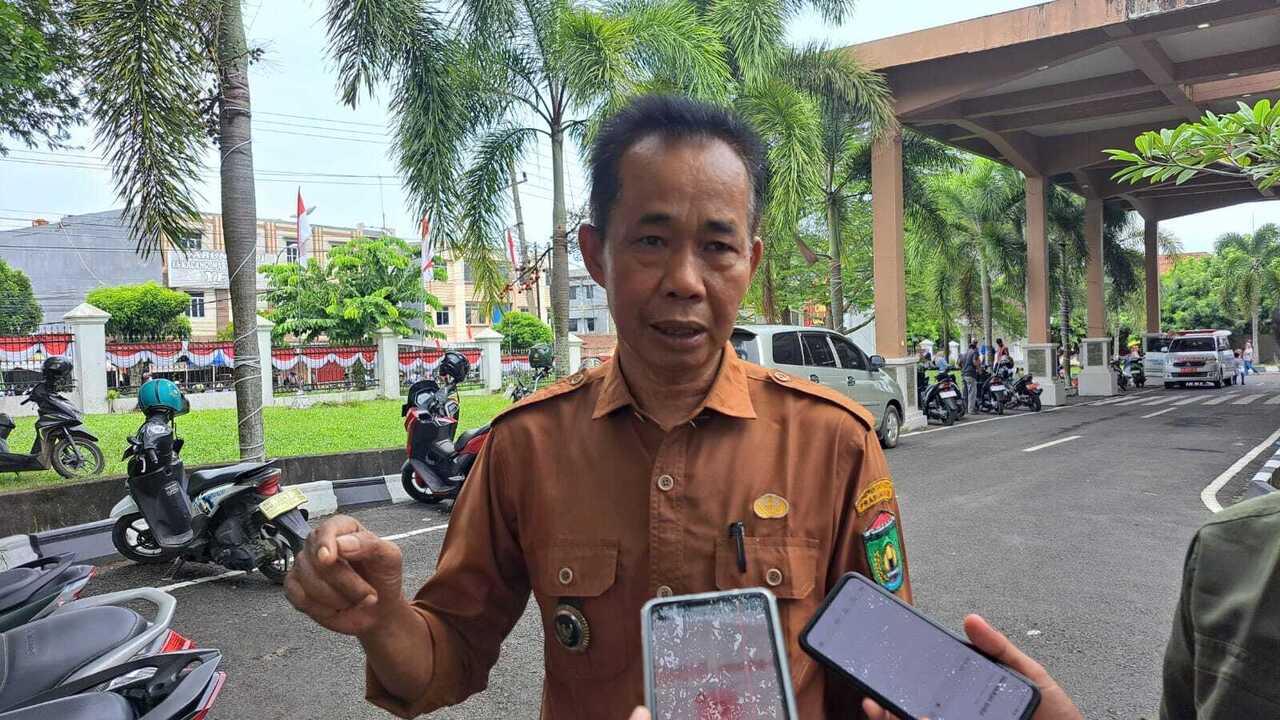 Dapat Bantuan Kemendes RI, Desa Talang Batu Rehab Pagar Kantor dan Pasang Konblok Konblok