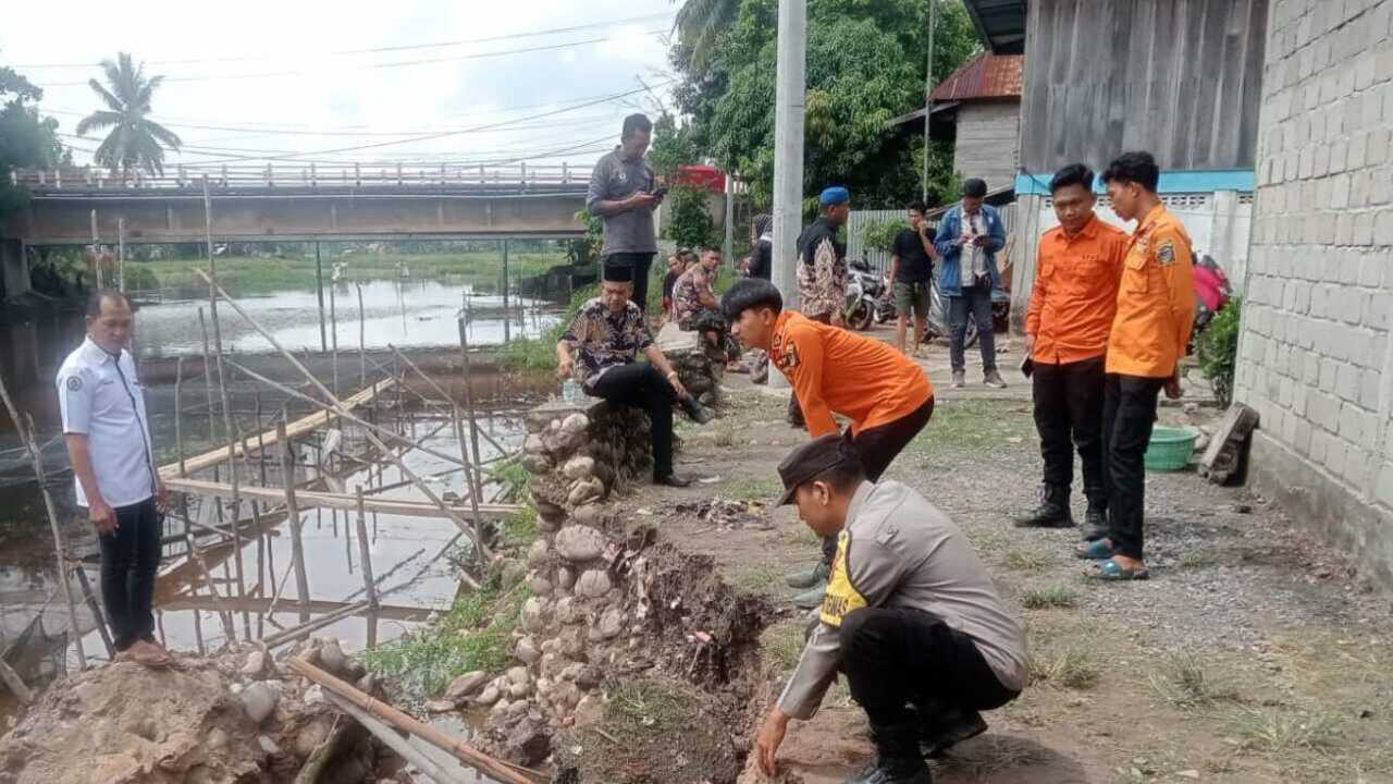 Dua Rumah Warga di Desa Pinang Mas Terancam Ambruk, Akibat Longsor 