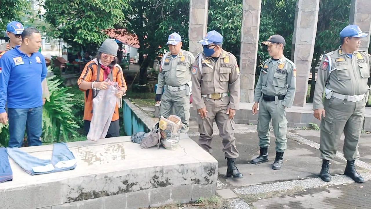 Sat Pol PP OKU Amankan Dua Orang Tuna Wisma di Tamkot Baturaja