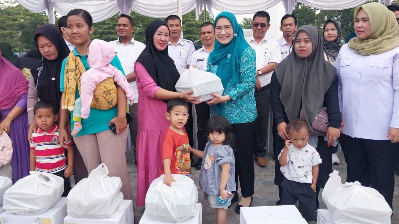 Bagikan Telur, TP PKK dan Dinkes Targetkan OKU Zero Stunting