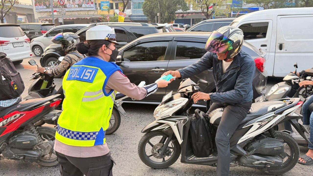 Polwan Polda Sumsel Bagikan 1.000 Masker dan Bunga Peduli Dampak Karhutla