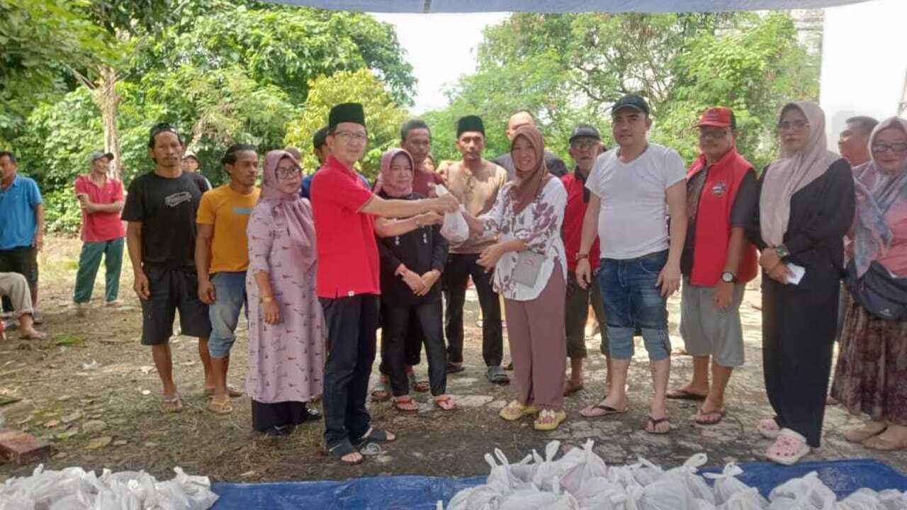 PDIP Muara Enim Salurkan 328 Paket Daging Kurban
