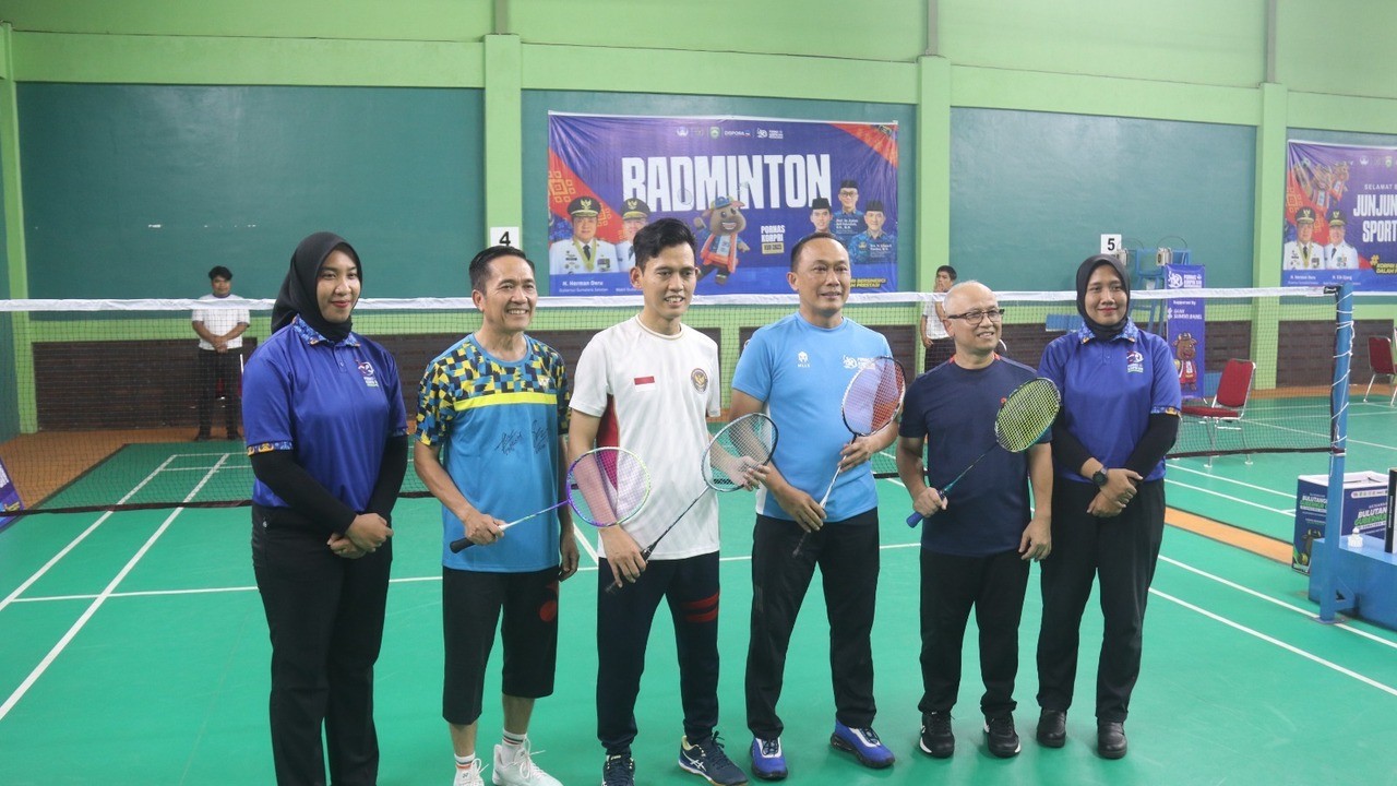 Kepala BKN Prof Zudan Puji Permainan Walikota Palembang di Lapangan Bulu Tangkis