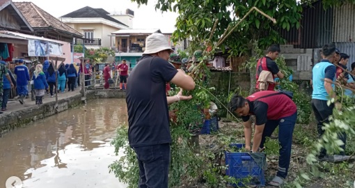 Karyawan Perumda Tirta Musi Bersihkan Aliran Sungai Kang Panjang Plaju