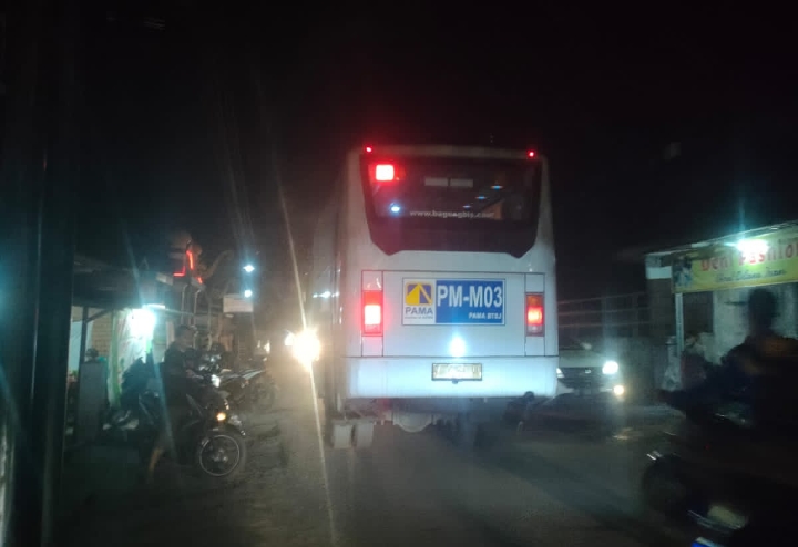Warga Keluhkan Bus Karyawan Melintas di Jalan Pemukiman