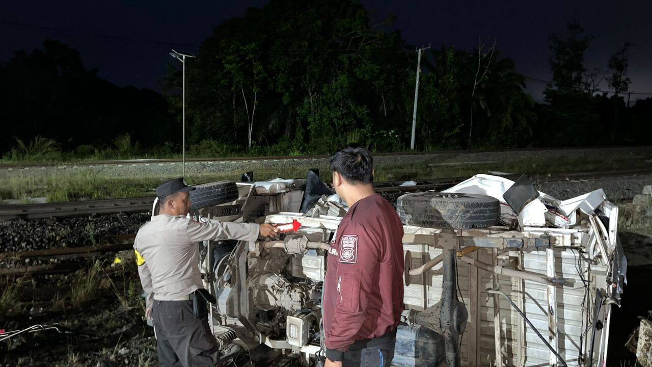 Penjaga Diduga Lalai, Mobil Pickup Tertabrak Kereta Api