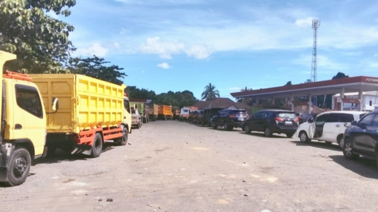 Keluhkan Antri 8 Jam Hanya Isi BBM Solar