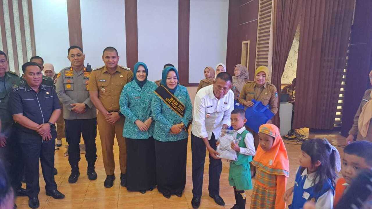 Wujudkan Janji Kampanye, H Arlan dan Franky Nasril Realisasikan Program Seragam Sekolah Gratis untuk Siswa SD