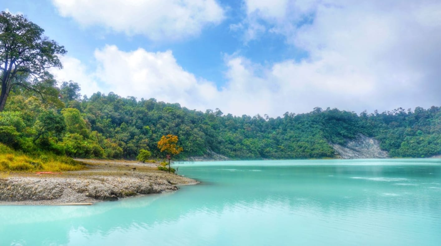 Kawah Telaga Bodas di Garut, Surga Wisata dengan Air Biru dan Kolam Air Panas yang Menakjubkan