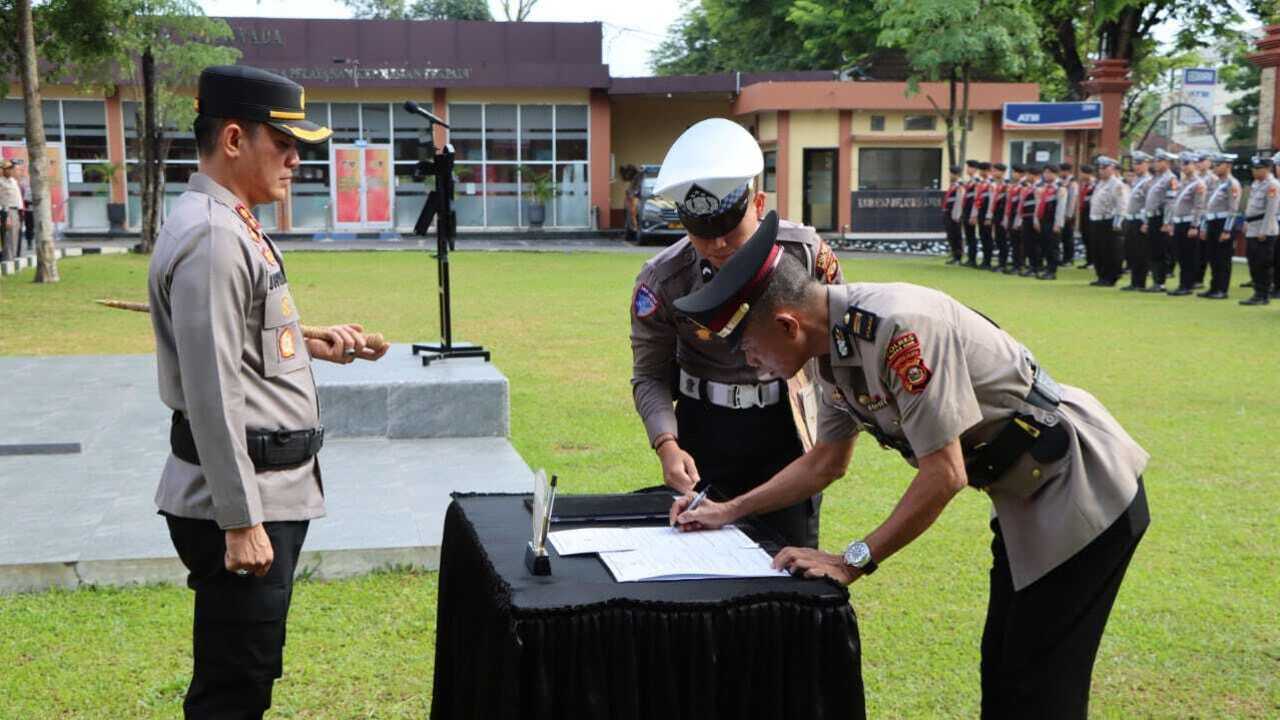Dua Perwira Polres Muara Enim Di Mutasi
