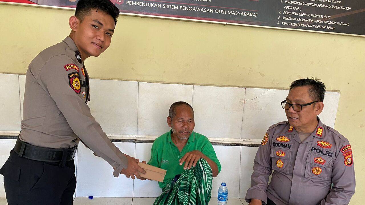 Humanis! Polisi Bantu Pria Paruh Baya yang Tiga Hari Tinggal di Masjid Al-Ba’ri Lubuklinggau Bertemu Keluarga