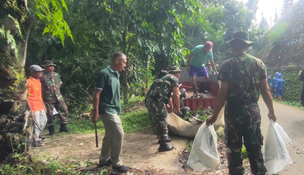 Cegah Banjir dan Penyakit Menular, Kodim 0406/Lubuklinggau Bersihkan DAS Kelingi dan PBS