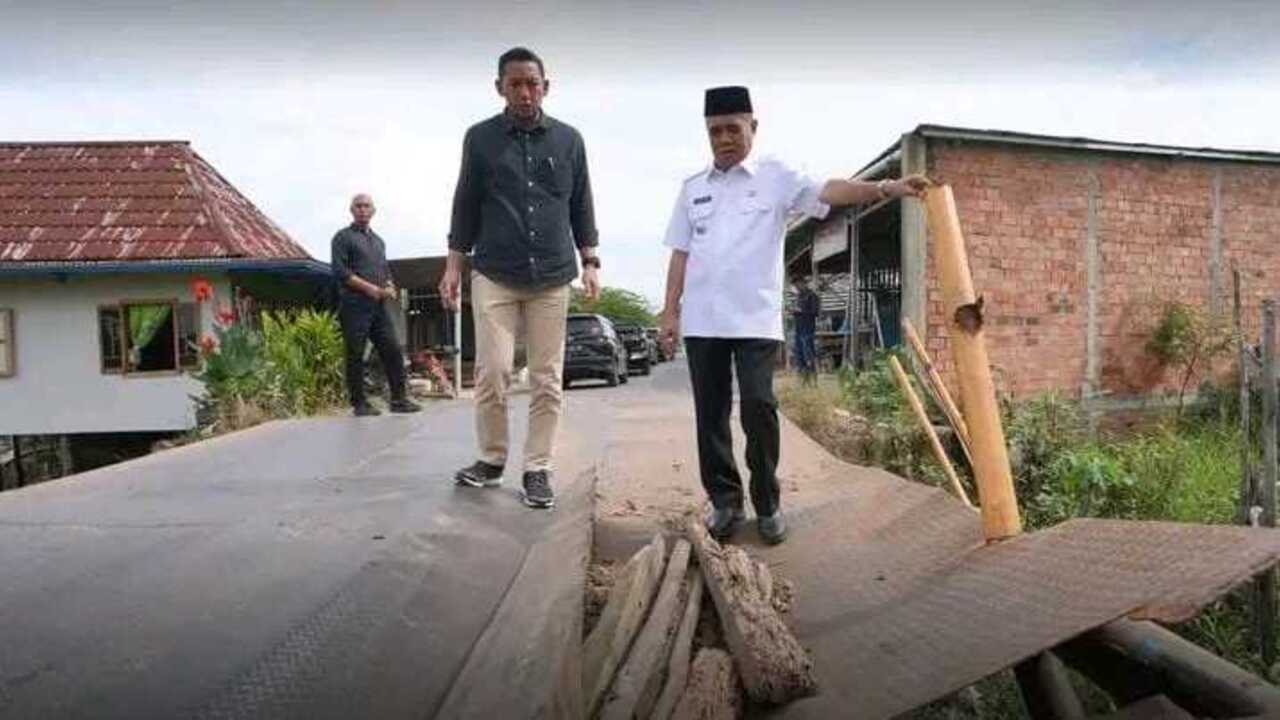 Wabup Ardani Tinjau Jembatan Rusak, Masjid dan Rumah Roboh di Pemulutan Selatan