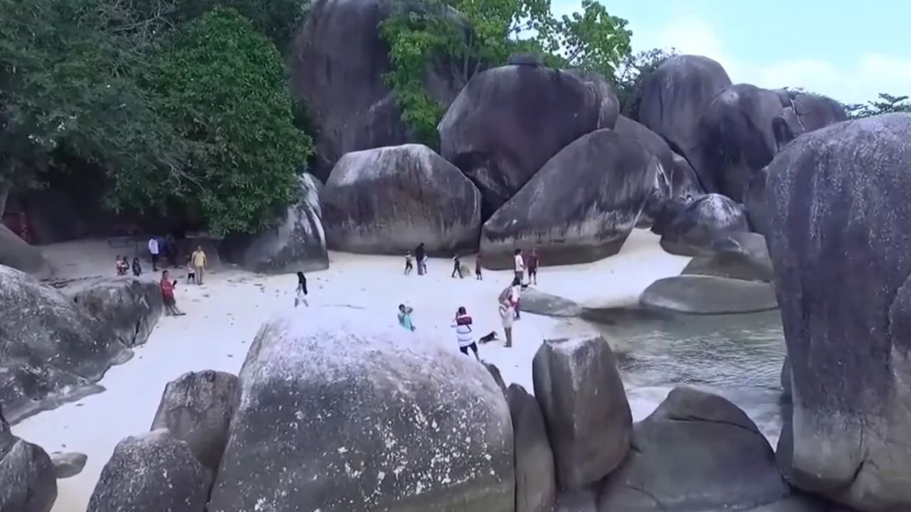 Salah Satu Wisata Terbaik di Bangka Belitung: Pantai Tanjung Tinggi Tawarkan Keindahan Batu-Batu Besar!