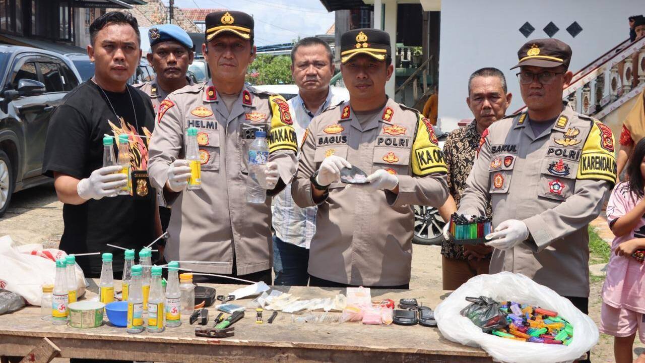 Grebek Markas Narkoba Di Sekunjing, Ini Barang Bukti Yang Diamankan Polisi